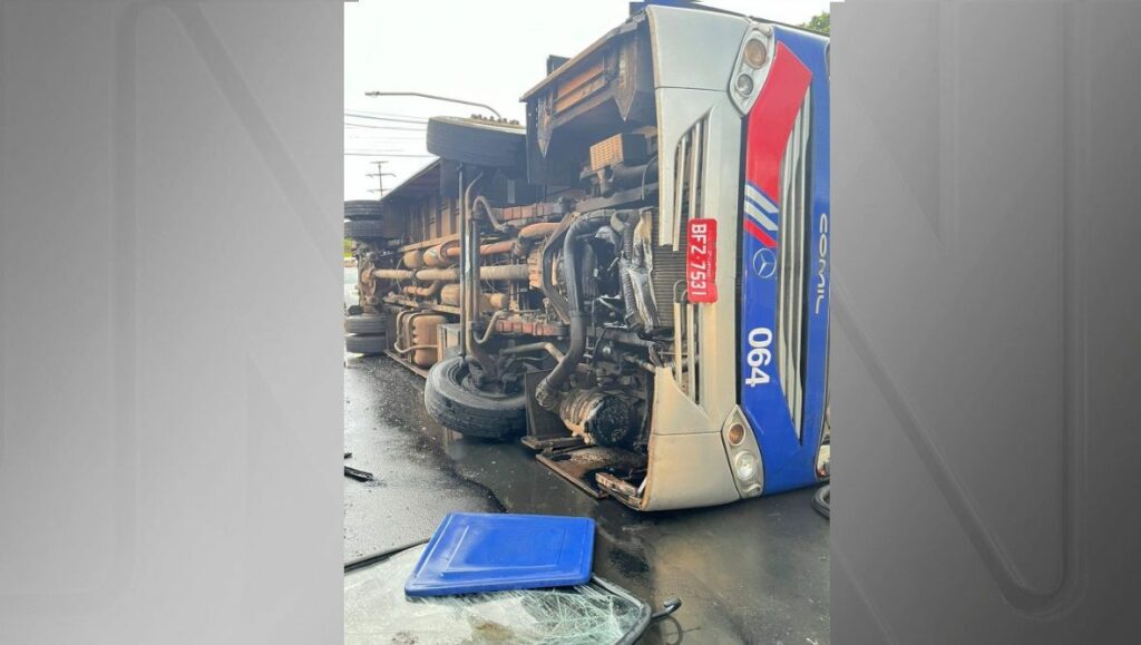 Acidente com ônibus escolar em Paulínia (SP) deixa 15 pessoas