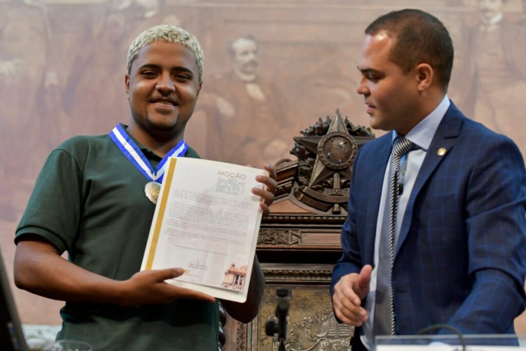 Alerj entrega Medalha Tiradentes a jovem que salvou família de