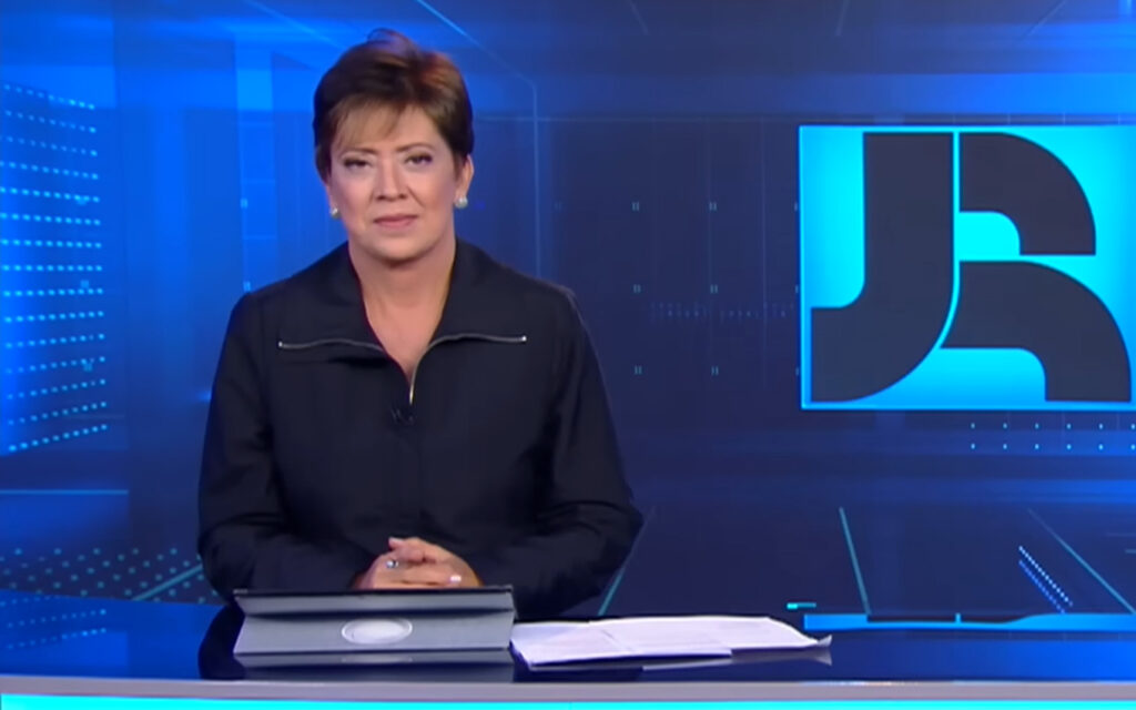 Âncora do Jornal da Record anuncia atração da Globo e