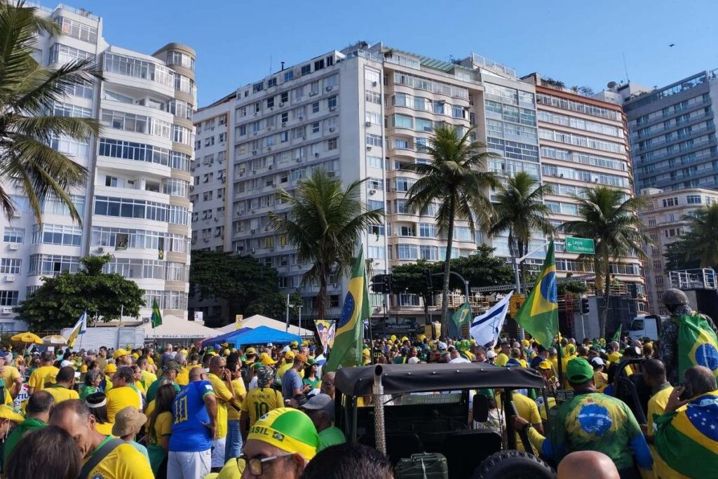 Apoiadores chegam a ato pró-Bolsonaro em Copacabana