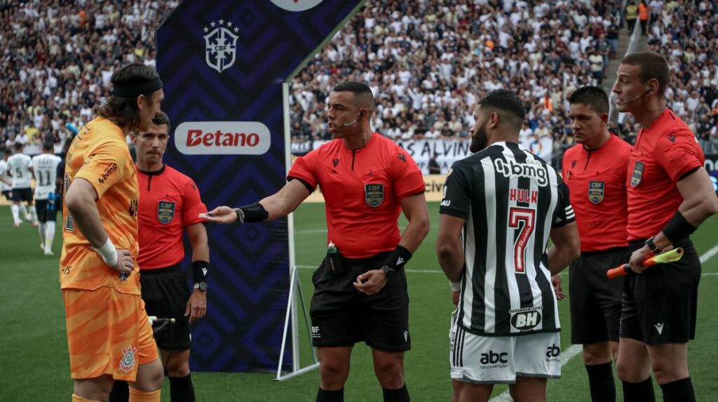 Árbitro de Corinthians x Atlético-MG relata xingamentos das duas diretorias