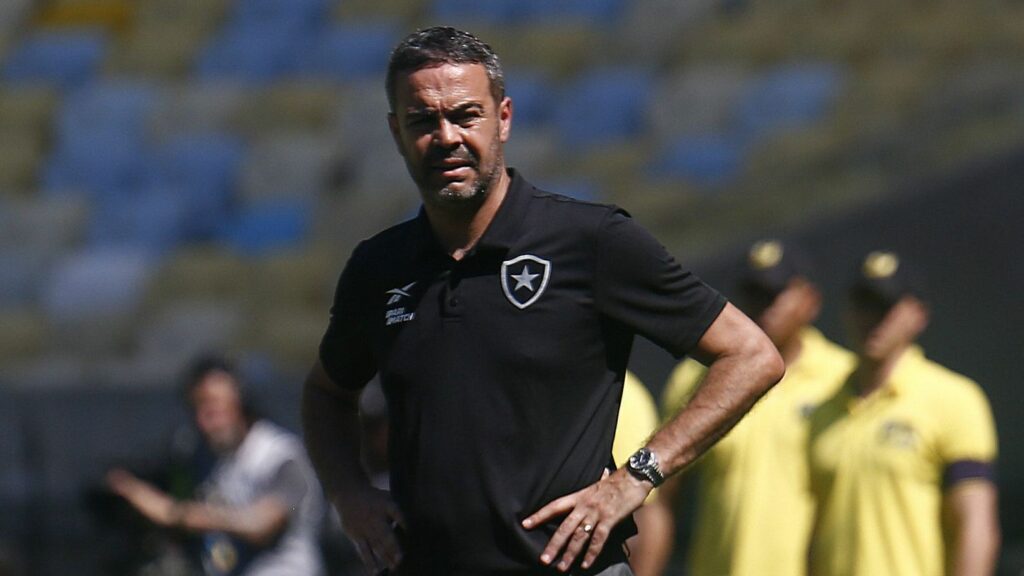 Artur Jorge esfria empolgação no Botafogo: 'Vencemos apenas mais um