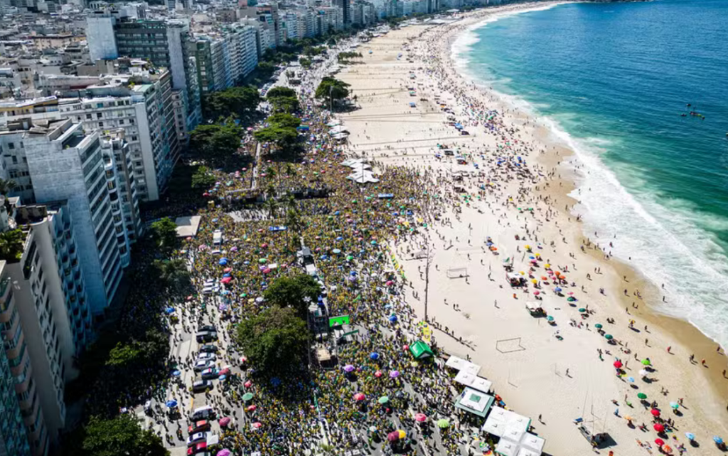 Ato bolsonarista em Copacabana reuniu 18% do público de SP