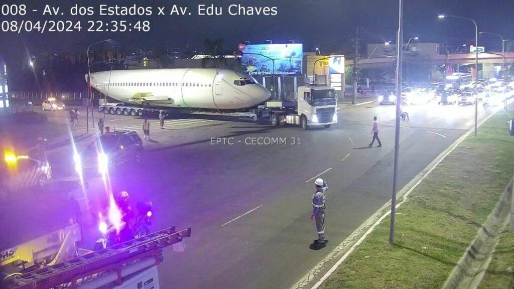 Avião convertido em espaço de entretenimento é instalado ao lado