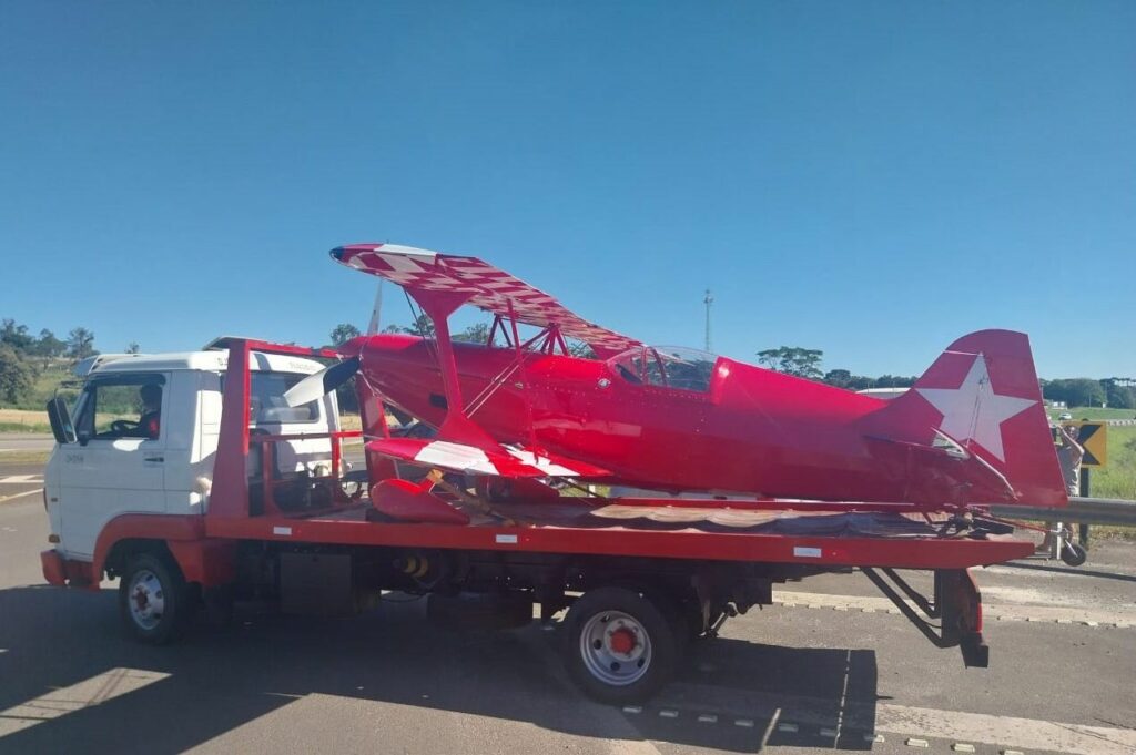 Avião faz pouso forçado em rodovia após falha no motor