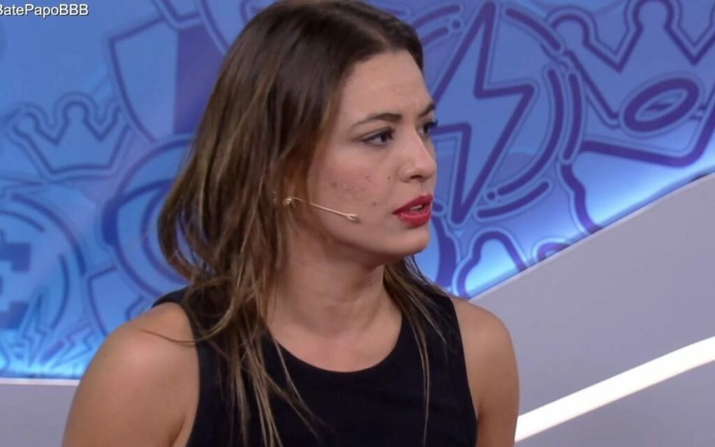 Beatriz é colocada contra a parede e trava ao descobrir