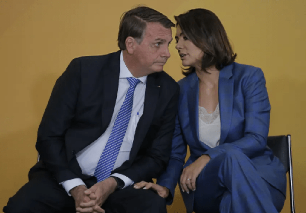 Bolsonaro e Michelle voltam a pedir indenização de Lula por