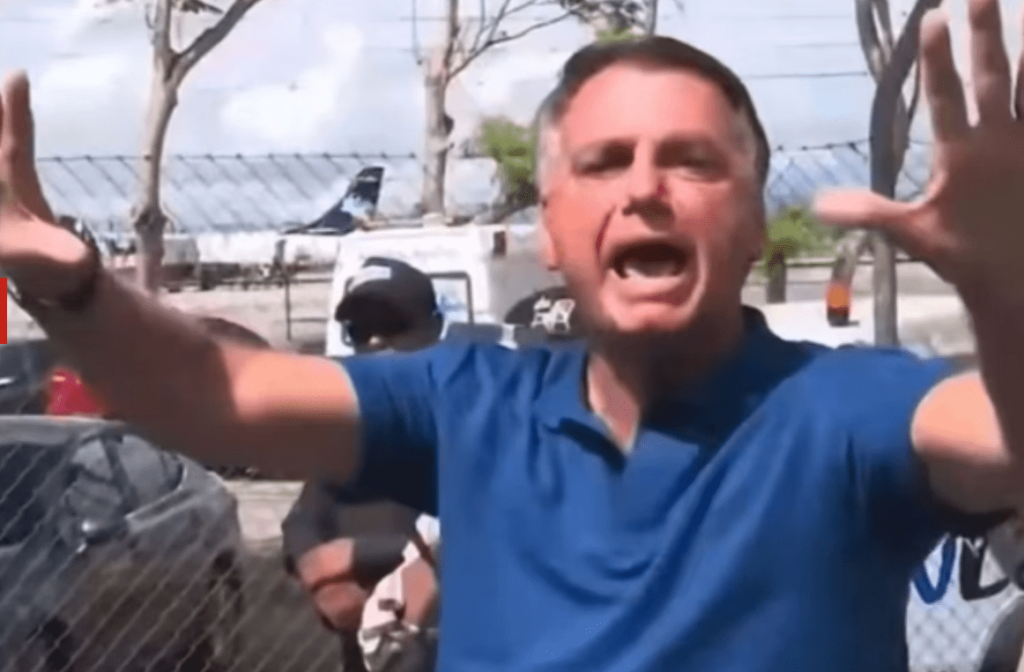 Bolsonaro se irrita com apoiadores em sua chegada à Paraíba,