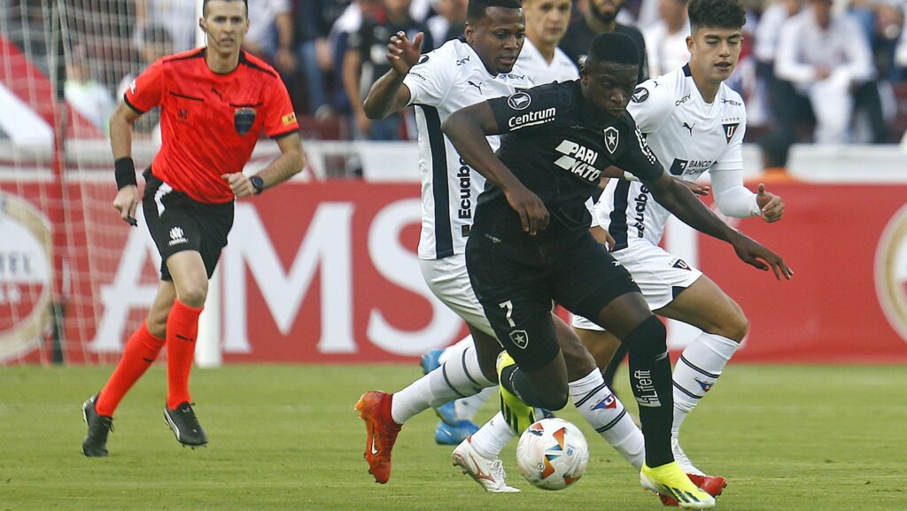 Botafogo perde para LDU na estreia de Artur Jorge e