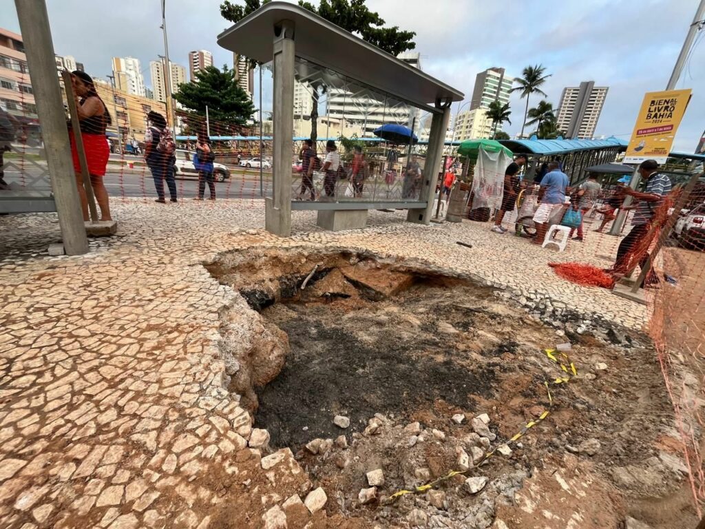 Calçada cede e quatro pessoas são “engolidas“ por buraco em