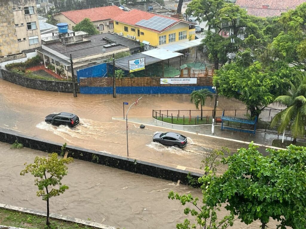 Chuva alaga diversos pontos de Salvador; garagem desaba e deixa