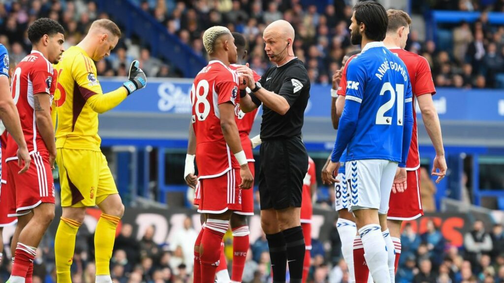 Clube da Premier League acusa árbitro do VAR de torcer