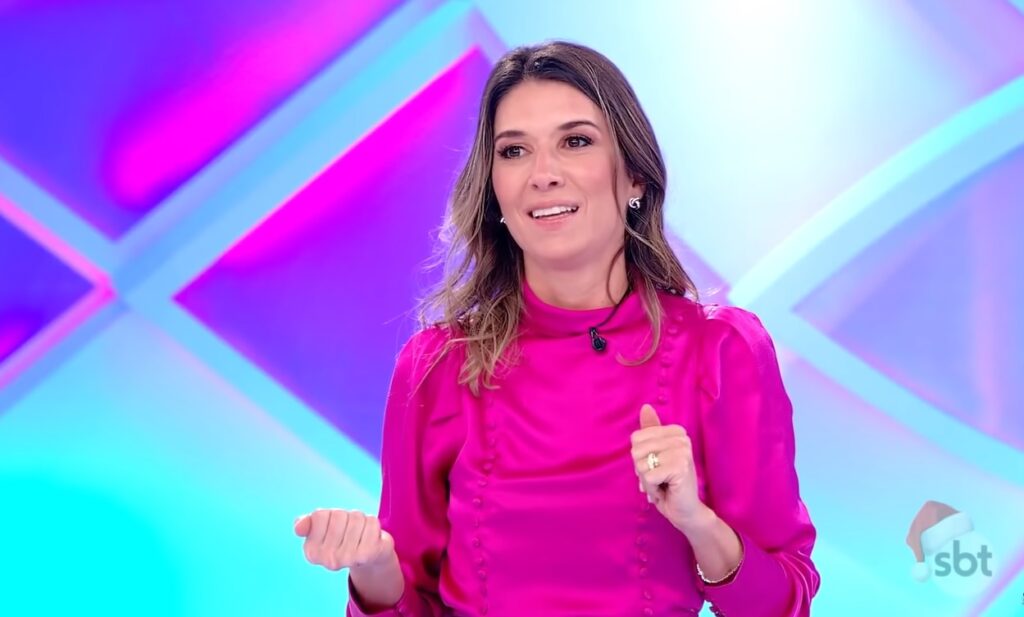 Com um pé no lugar de Eliana, Rebeca Abravanel tem