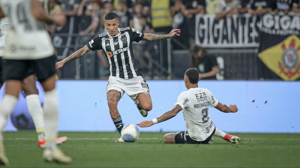 Corinthians x Atlético-MG: áudio do VAR ignora entrada de Fagner