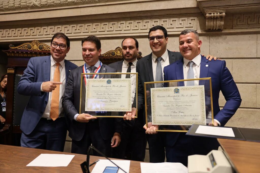 Deputados Alexandre Ramagem e Alan Lopes são homenageados com Medalha