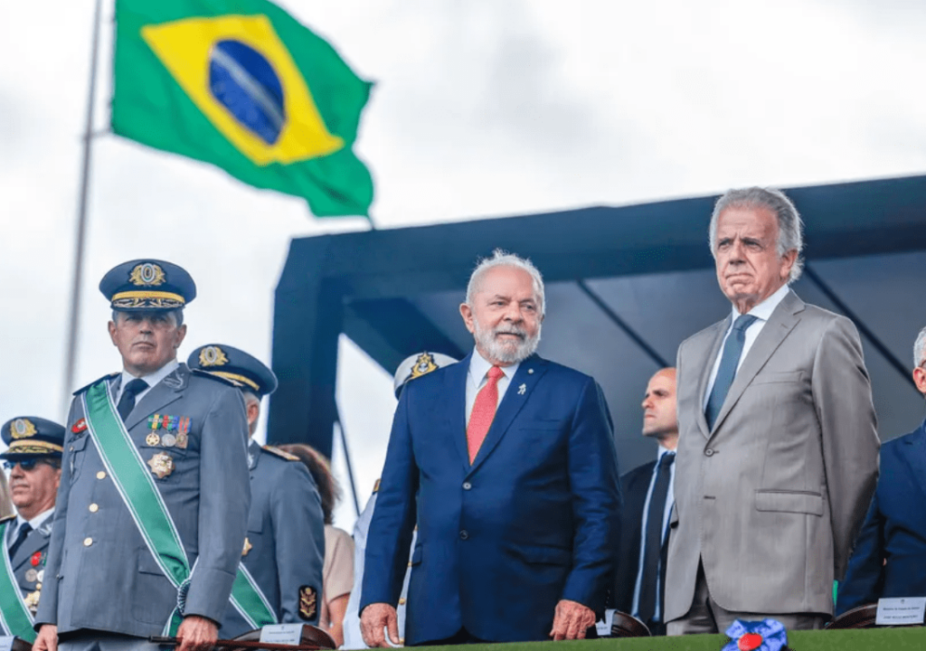 Em evento ao lado de Lula, comandante do Exército diz