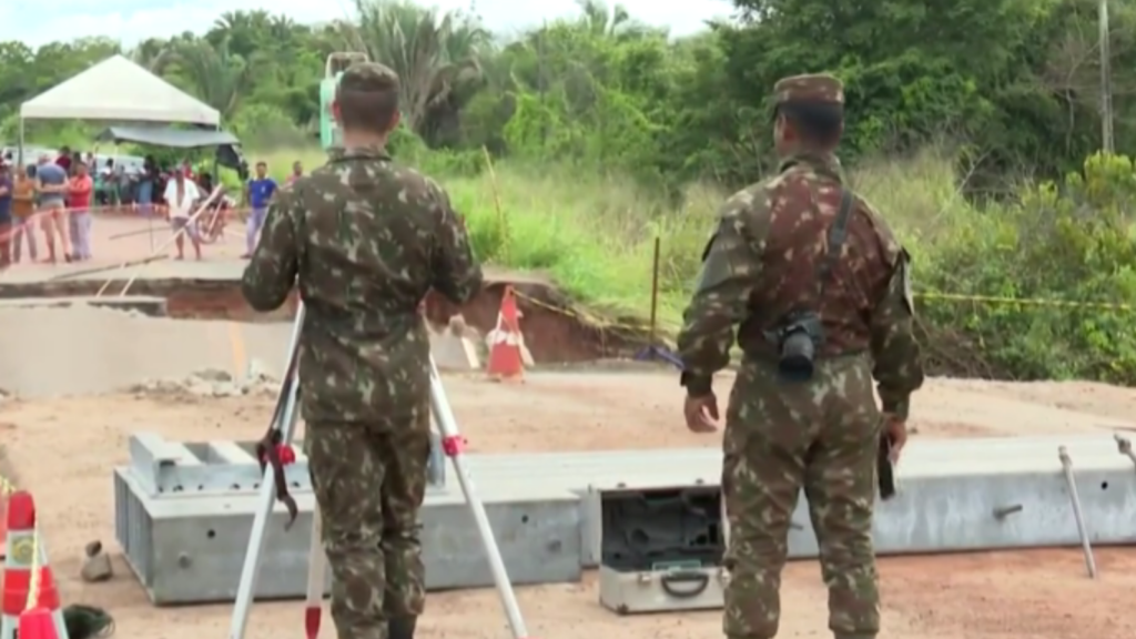 Exército trabalha na instalação de ponte metálica na BR-222