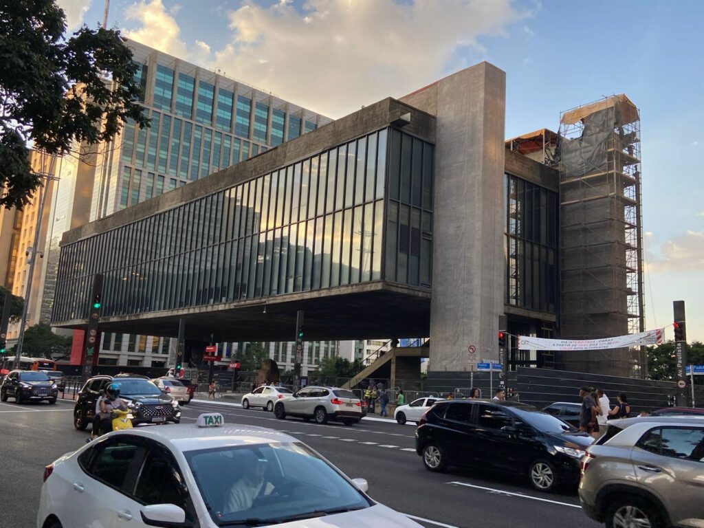 FOTOS - Masp retira cor vermelha do prédio e inicia