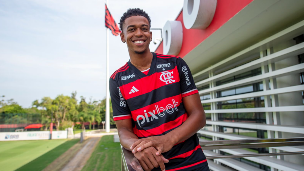 Flamengo anuncia oficialmente a contratação do atacante Carlinhos