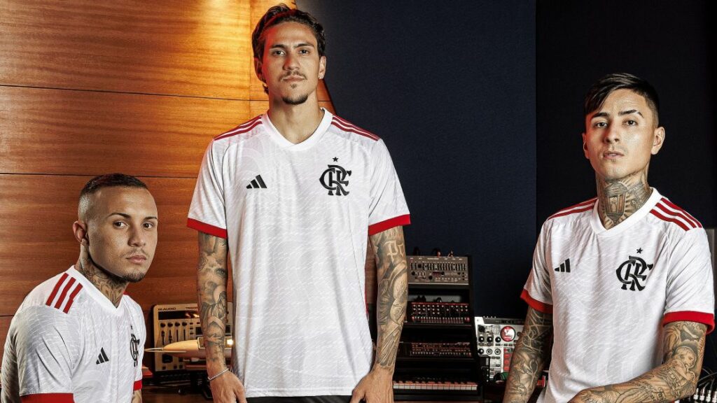 Flamengo apresenta novo uniforme 2 para a temporada 2024; veja