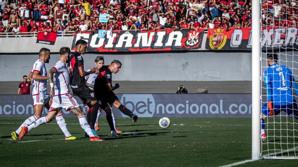 Flamengo vence o Atlético-GO com gol no fim em gramado