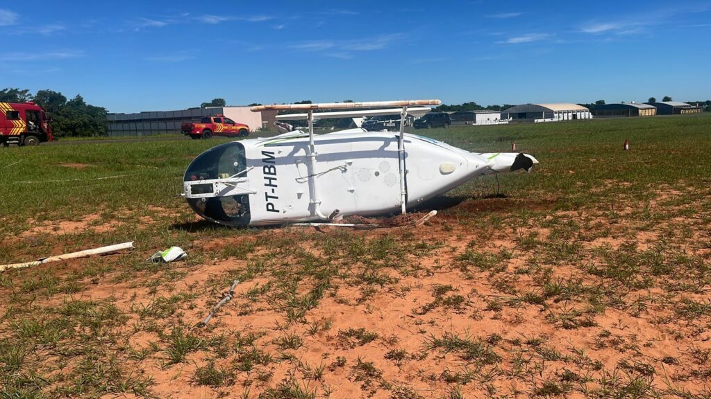 Helicóptero cai com quatro pessoas a bordo em aeroporto da