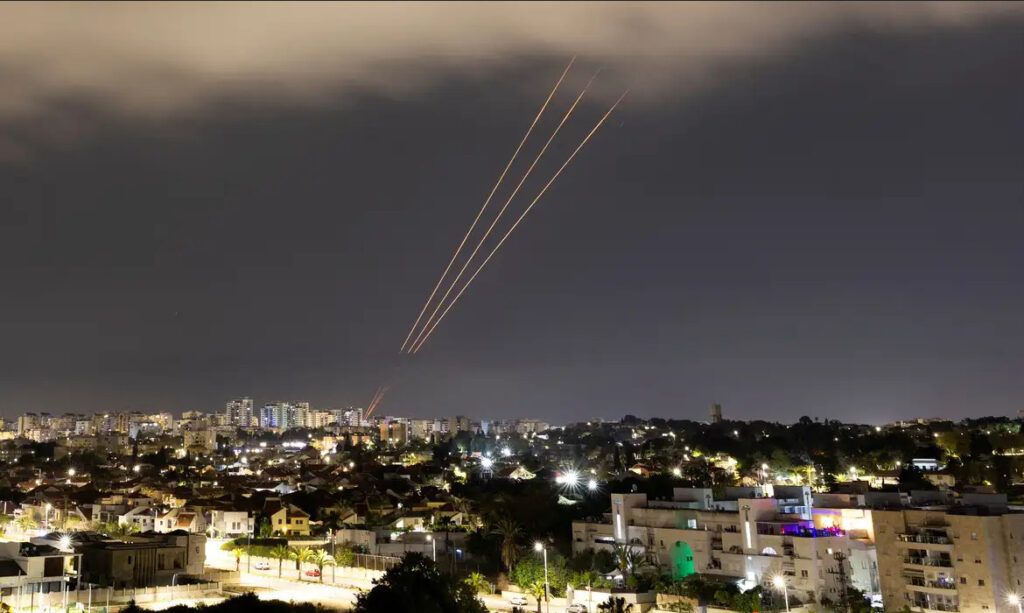 Israel promete retaliar após ataque de Irã e busca apoio