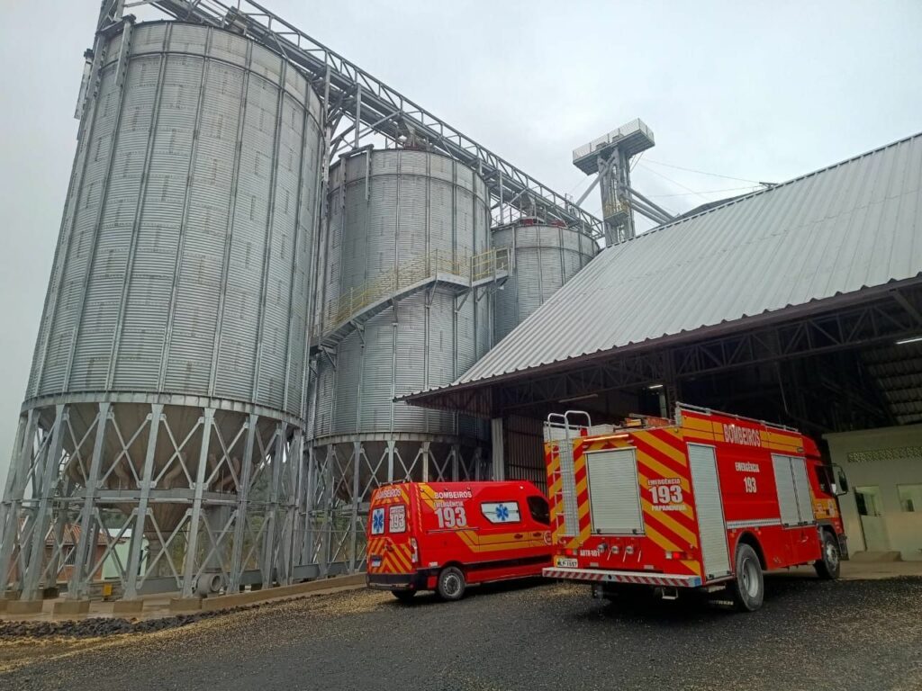 Jovem tenta salvar colega soterrado por soja e ambos morrem