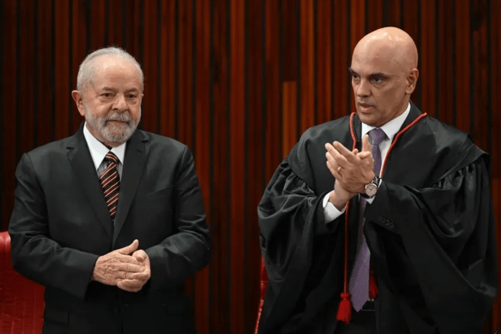 Lula janta com ministros do Supremo, em gesto de apoio