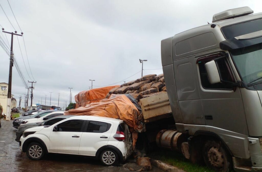 Mais de 10 veículos são atingidos por carreta desgovernada no