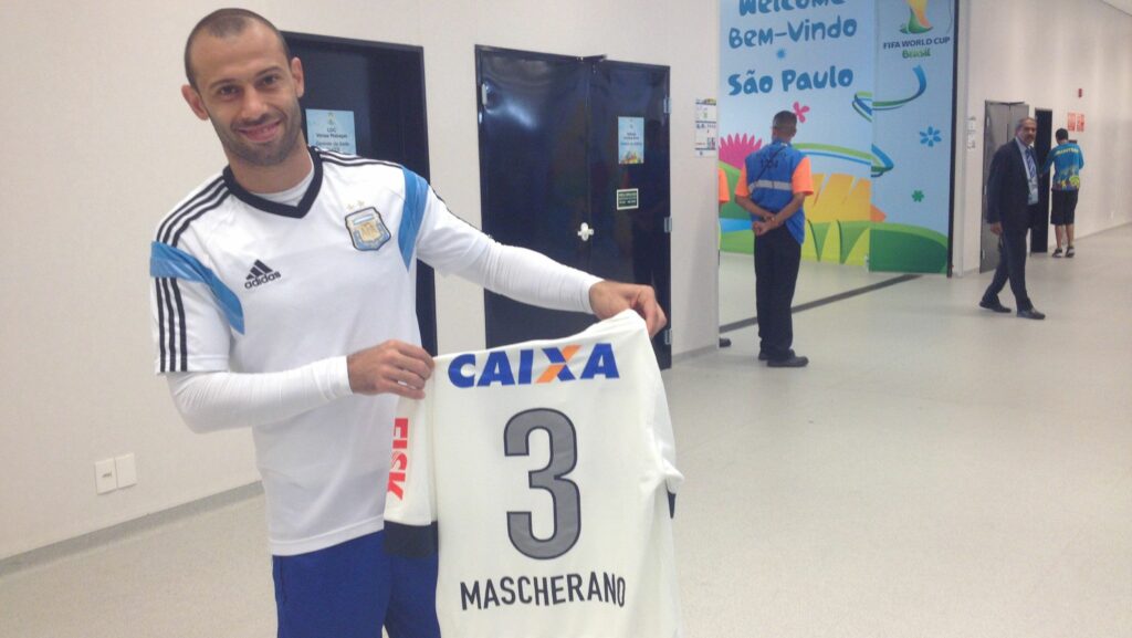 Mascherano fala sobre um dia treinar o Corinthians: “Tenho muito