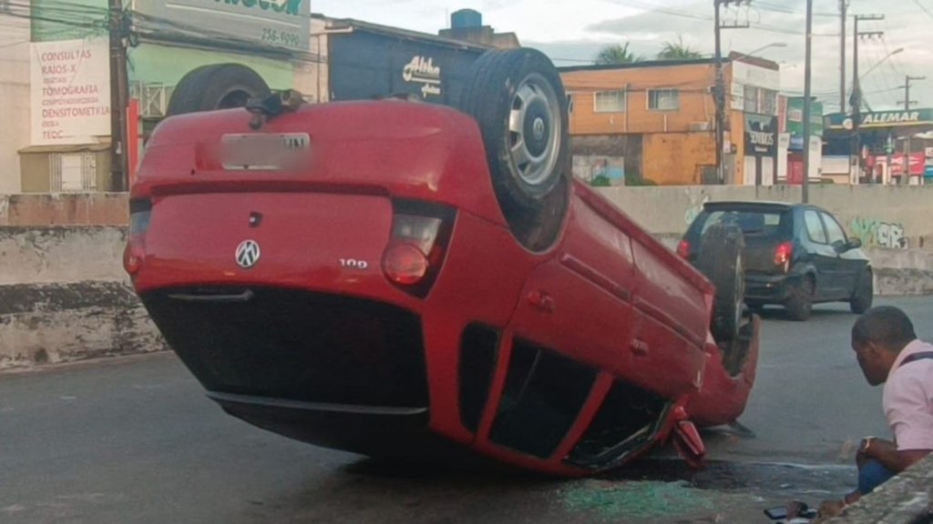 Motorista bate em mureta e capota veículo em São Luís