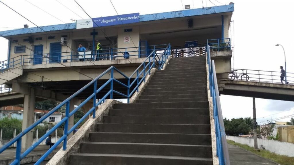 Mulher tem o corpo incendiado em estação de trem no