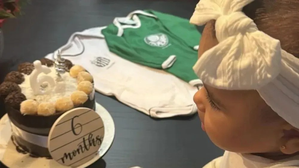 Neymar publica foto da comemoração de “mêsversário“ da filha com