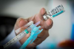 Nova vacina contra a covid-19 estará disponível no Brasil em
