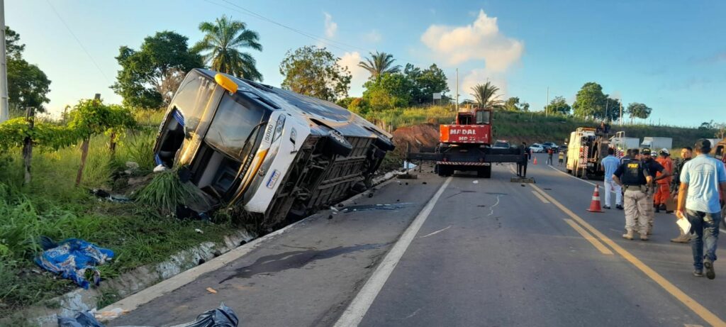 Nove pessoas morrem e 23 ficam feridas em acidente de