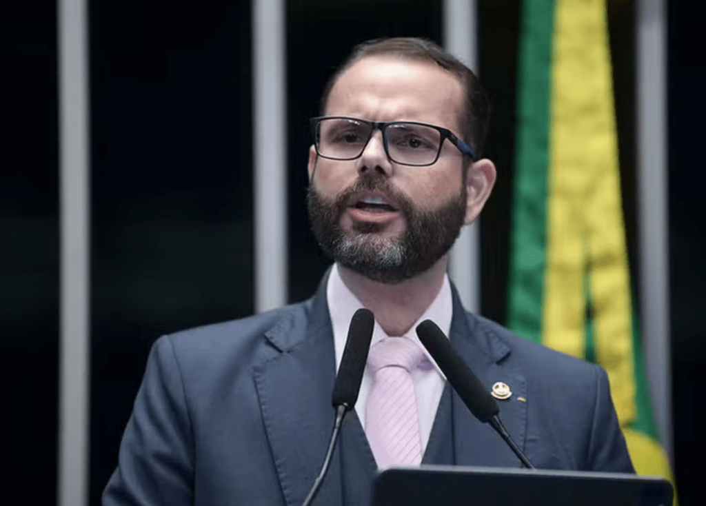 Para evitar cassação, senador bolsonarista faz gesto ao TSE e