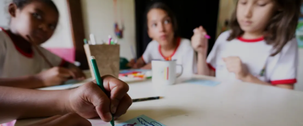 Pesquisa mostra que escolas com maioria de alunos negros têm