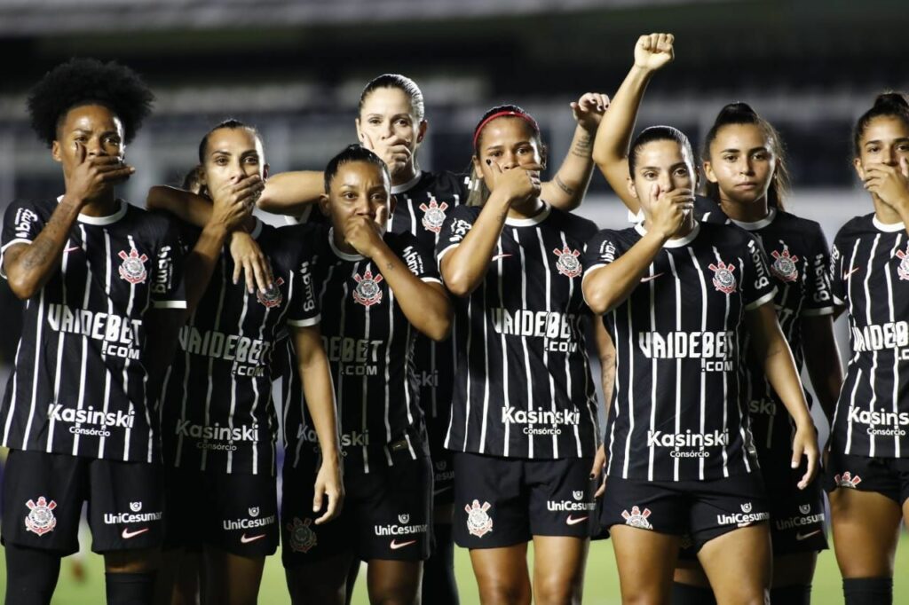 Rodada do Brasileirão feminino tem protestos contra técnico acusado de