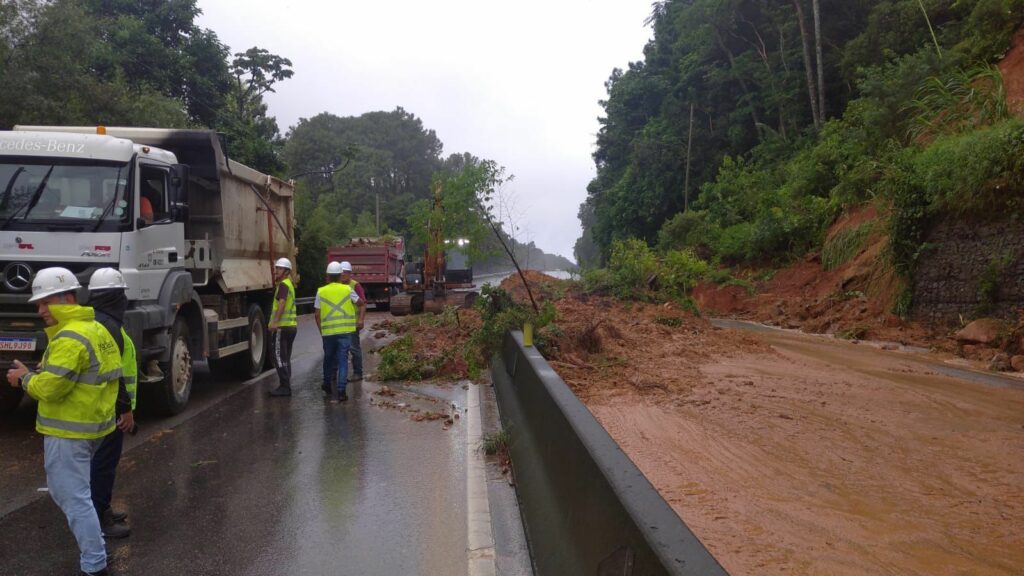 Rodovia é interditada após barreira cair e pista afundar em