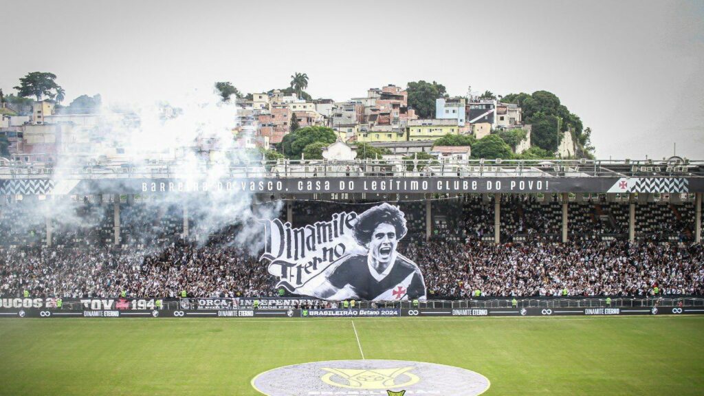 Torcida do Vasco faz homenagem para Roberto Dinamite em São