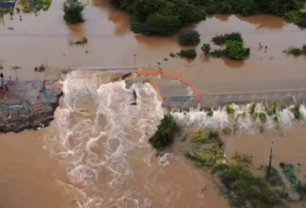 Trecho da BR-222 é interditado após chuva intensa abrir cratera