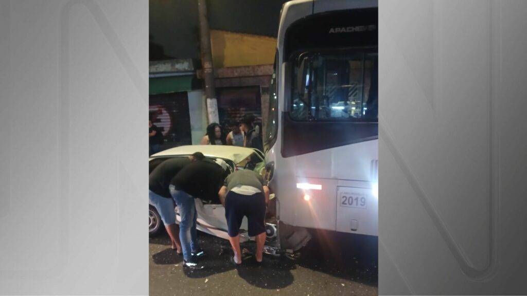 Três pessoas morrem após acidente entre carro e ônibus na