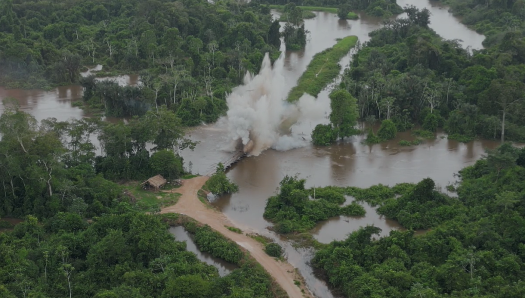 Vídeo: PF destrói ponte usada por invasores de terra indígena