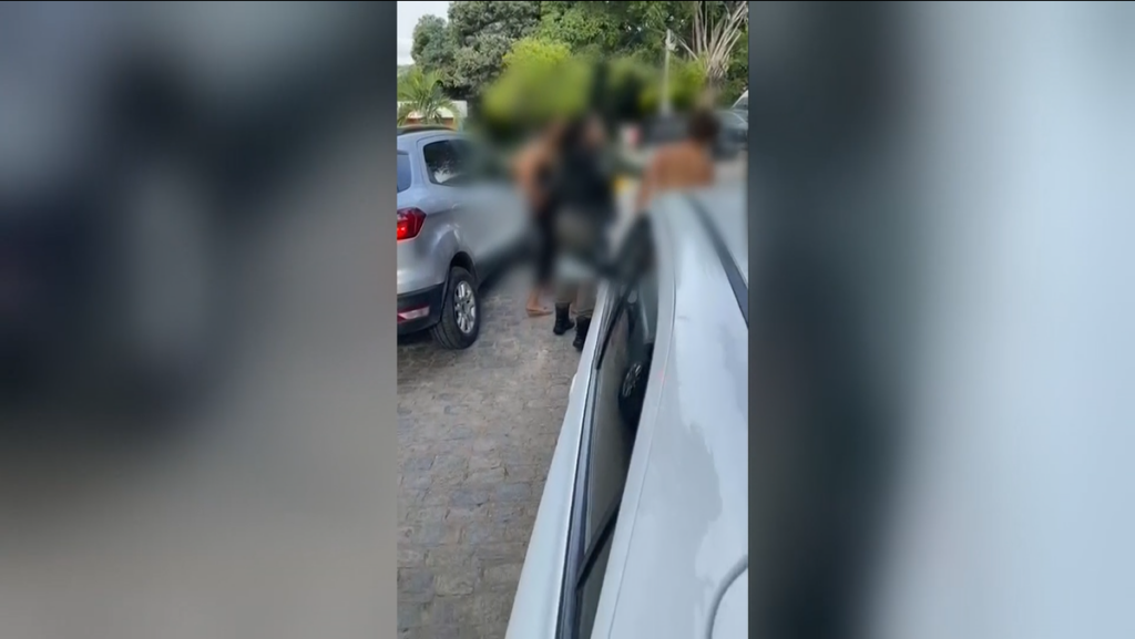 Vídeo: Policial militar dá tapa em mulher presa por espancar