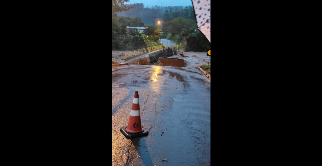 Vídeo: Ponte no RS é arrastada pela correnteza durante vídeo