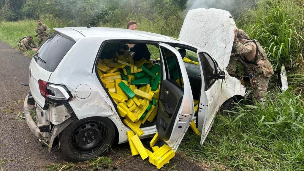 Vídeo: adolescente capota carro carregado de maconha após perseguição no