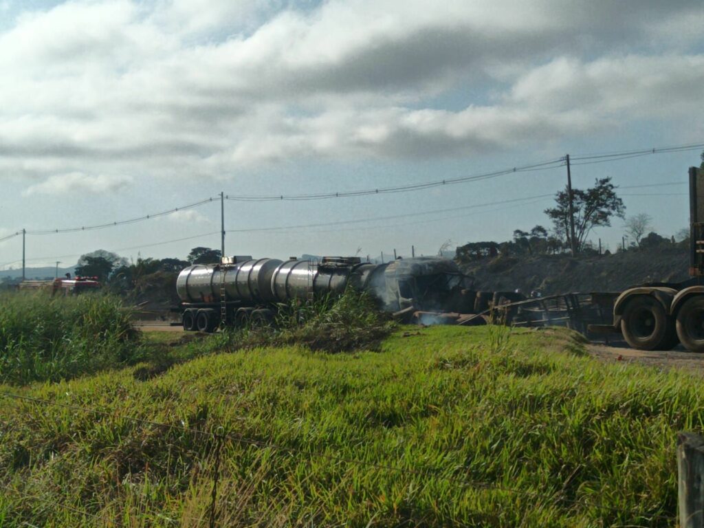 Vídeo: colisão faz caminhão-tanque pegar fogo em rodovia de SP