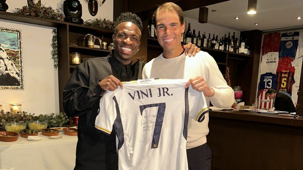 Vini Jr se encontra com lenda do tênis e o