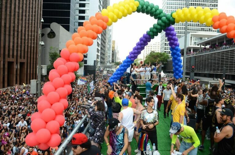 67% dos brasileiros acham paradas da LGBTQIAPN+ importantes, diz pesquisa